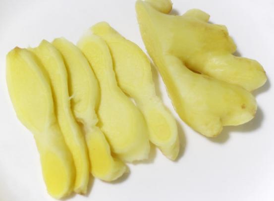 妙招一:把生姜洗干净去皮切成片