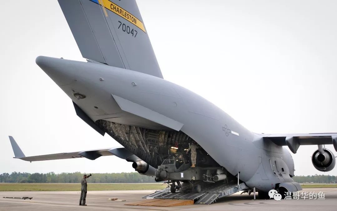 但和货舱同宽的尾门结构也导致飞机尾椎又宽又扁,在特定的攻角下气流