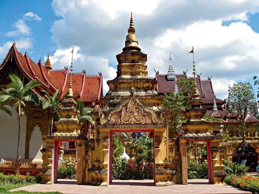 掩映在凤尾竹林间的傣家竹楼