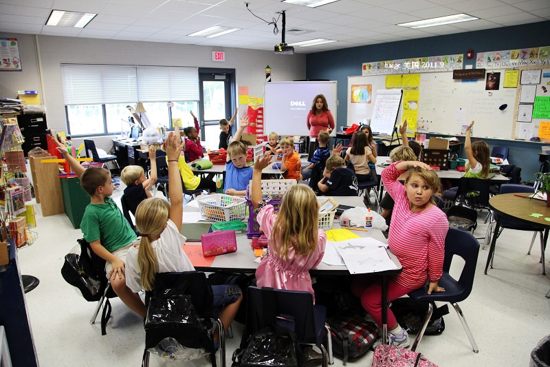 美国的小学校规模都不大,平均每班的学生人数在20至30人之间,较大城市