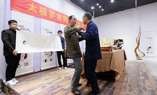 太极罗老师指点徒弟提胯本文由《太极罗老师》微官网-太极讲堂音频