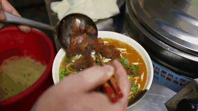 凛冬清晨去吃一碗热腾腾的牛肉面