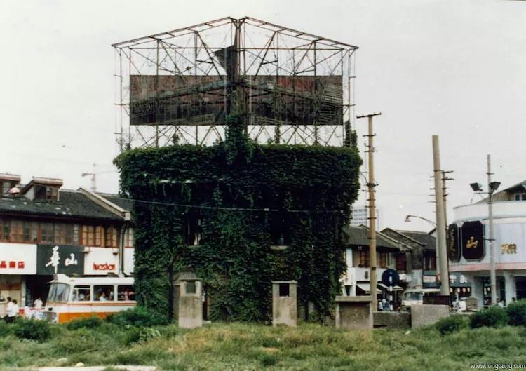 这是九十年代初的小碉堡,以成为公安岗亭.