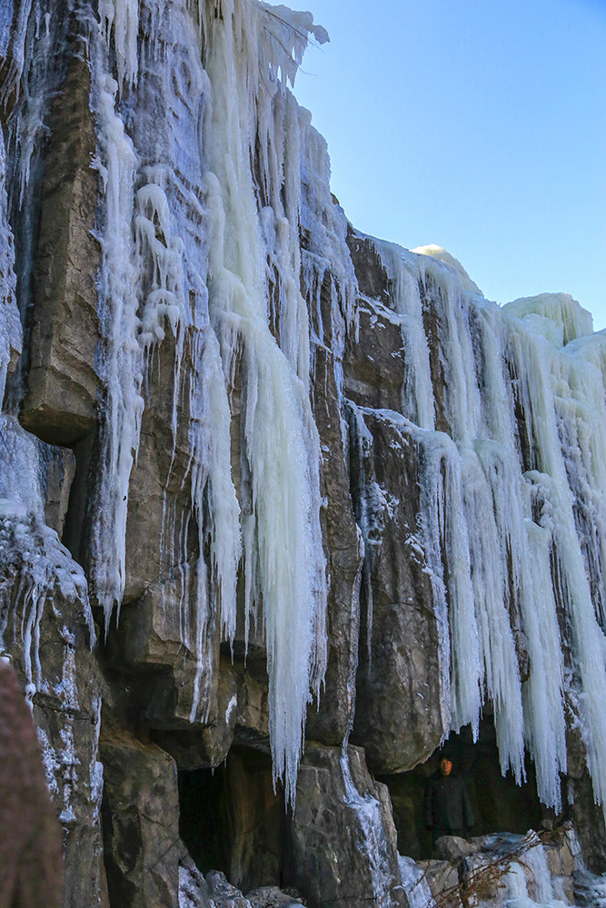 原塔山冰瀑在塔山游乐城里有一个雄伟壮观的假山山上