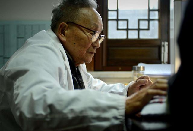 老中医祖传祛眼袋秘方每天喝点它只需十天眼袋去无踪
