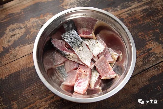 好久没见荤腥儿了今儿个来条鱼吧简易版的豉汁蒸鱼也是不错滴