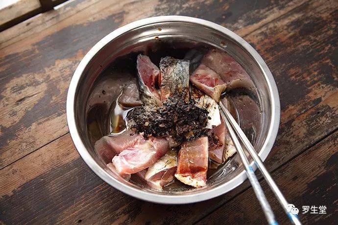 好久没见荤腥儿了今儿个来条鱼吧简易版的豉汁蒸鱼也是不错滴