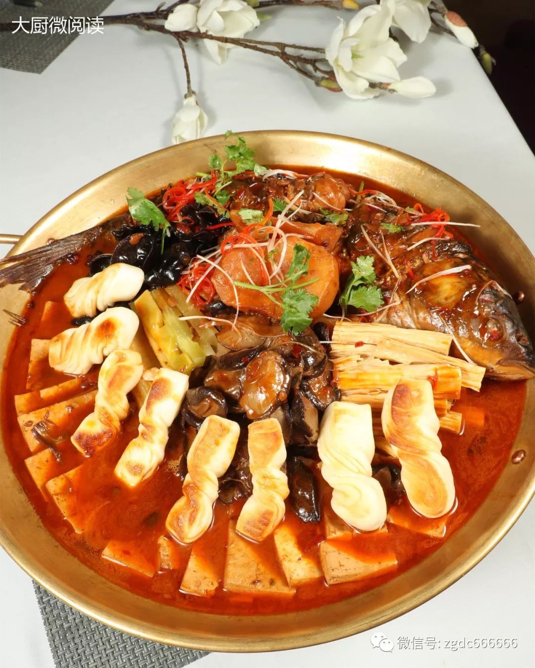 三种油三款酱六种辅料炖草鱼装入半米金锅内这道压桌炖大鱼火了