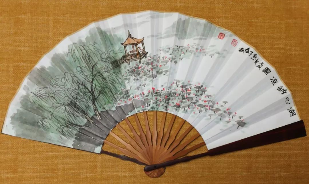 而书画家与扇结缘也有着长久的历史,王羲之为老妇人写扇子的故事传了