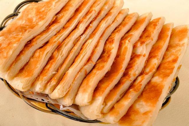 卤菜有约:沈阳李连贵熏肉大饼,熏肉色泽棕红,肥而不腻,大饼外酥里软