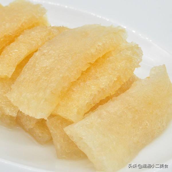 熟加工:1,取猪手和肉皮各100克,大白菜70克,牛肚100克,泡发的水晶粉丝