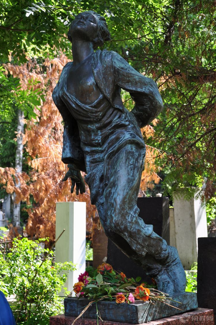 卓娅的弟弟舒拉进入坦克学校学习.