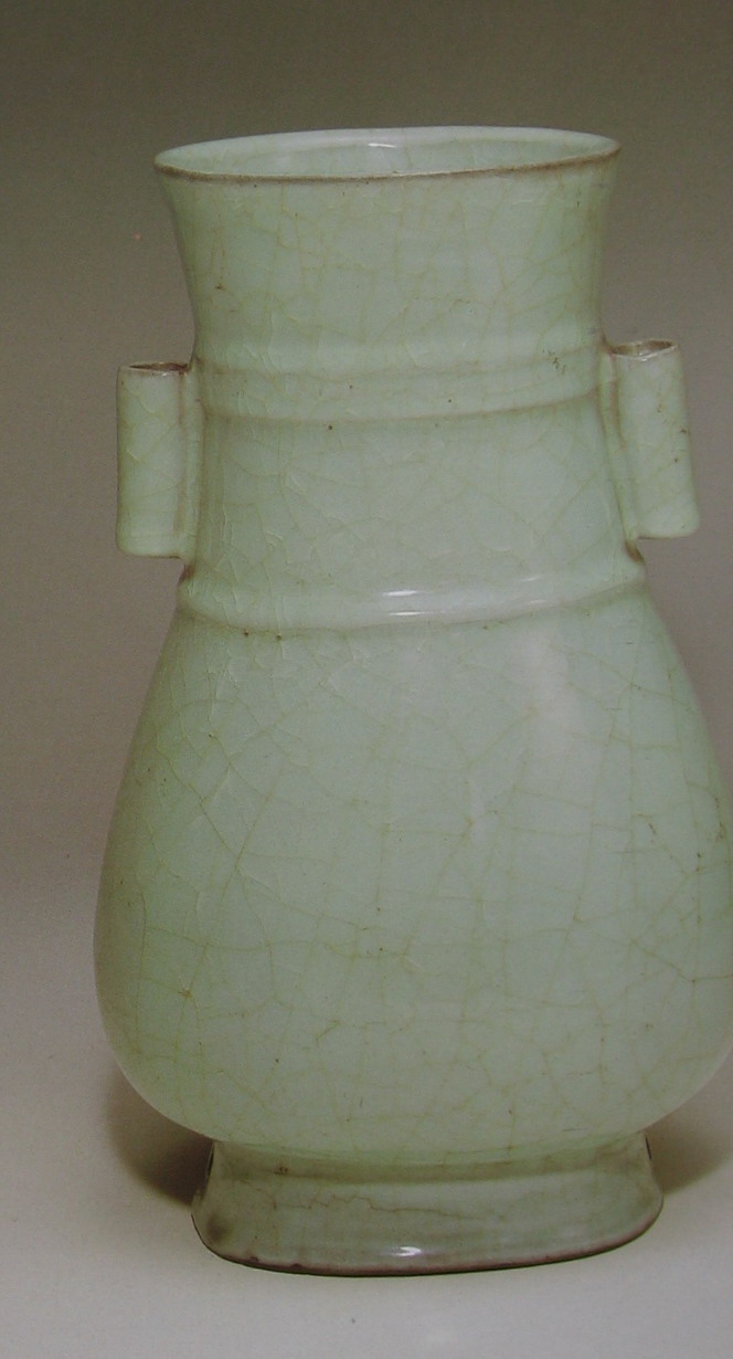 南宋  修内司官窑粉青贯耳穿带弦纹壶高38.2cm  深34.5cm  足14×16.