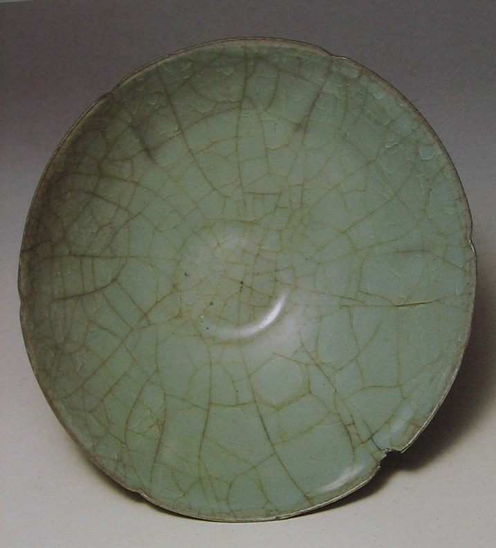 南宋  修内司官窑月白釉碗高9cm  口20.9cm台北故宫博物院.