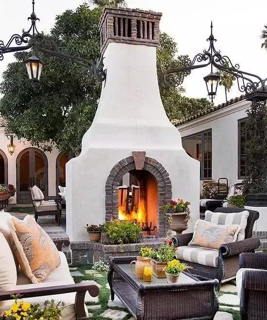 原创 庭院时光作者 山匠户外壁炉永远都是花园里的焦点,也许一年中的