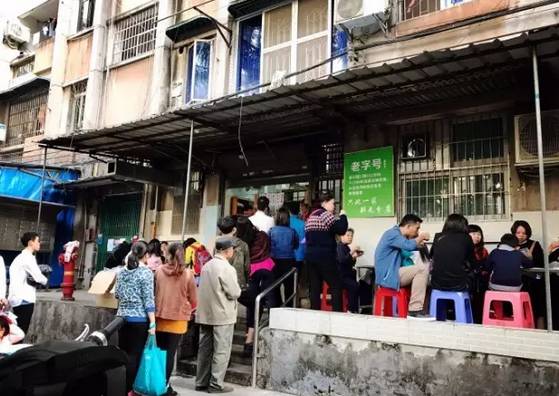 这是员村有名的糖水铺, 深藏在巷子里,每去每有长长的队伍.