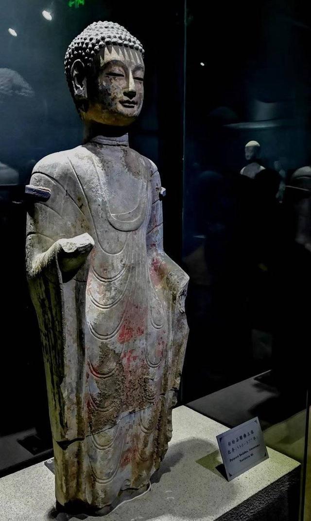 青州龙兴寺佛教造像谜一般的微笑和残缺美