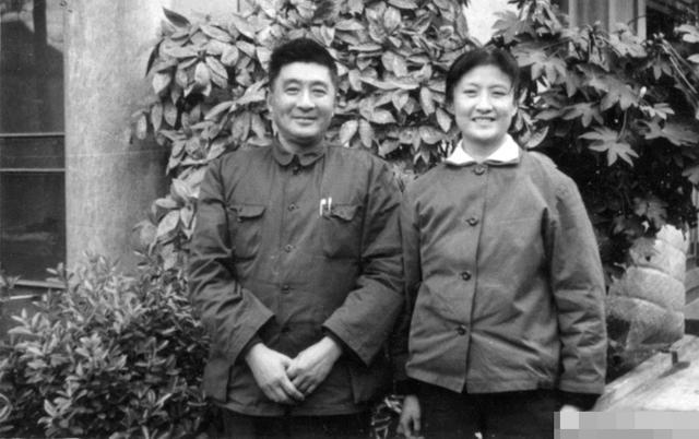 赵丹 黄宗英50年代初,黄宗英去华沙开会,拍大合影时与孙道临站在一起