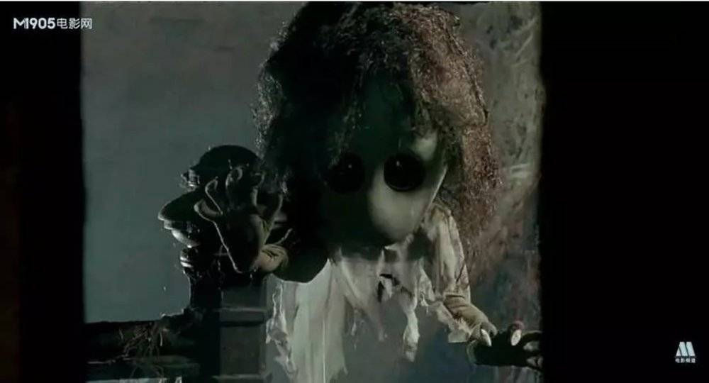 1989年恐怖片《黑楼孤魂》讲述了主人公们调查一桩凶杀案的故事.