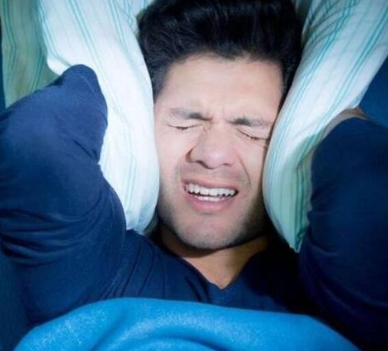 一闭眼就是梦,一有动静就醒,有的早醒,而且醒后再入睡更难,只好瞪眼到