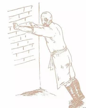 此后,两手可用于凤眼拳势交替敲打木头,先轻敲,后重击.