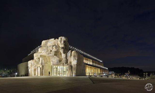 层层错落,折折叠叠,随意而有序的水上公园