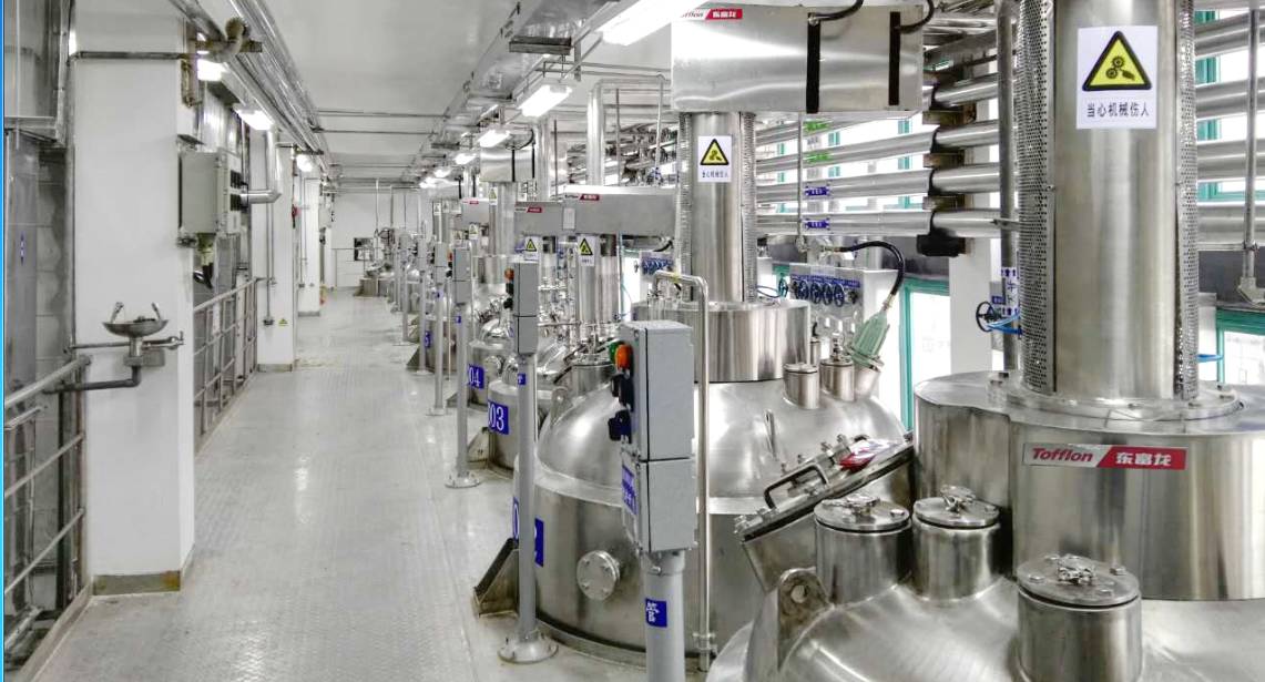 本车间为甲类防爆车间,管道安装使用静电接地; 洁净区工艺主管布置在