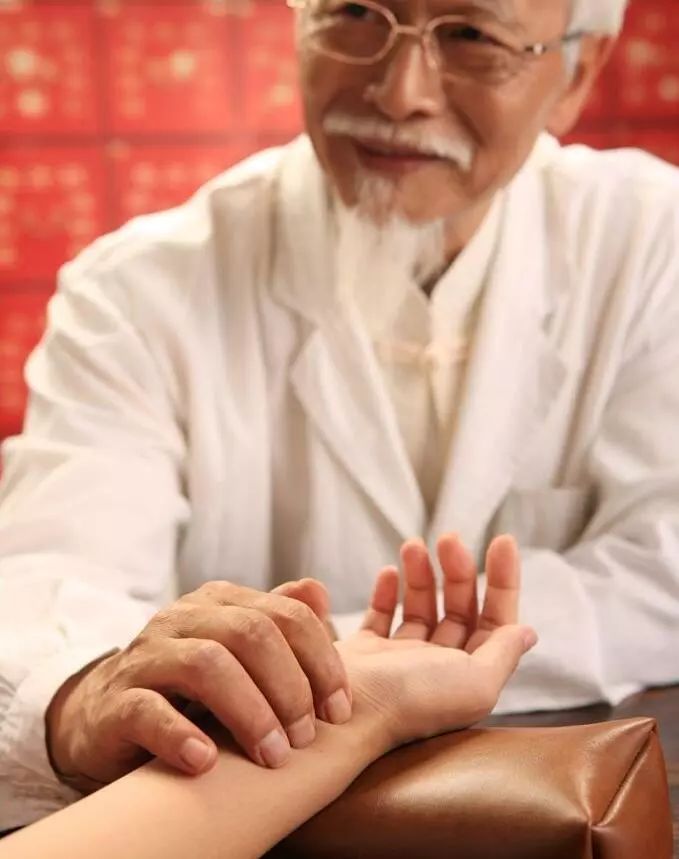 常见中医把脉情景:医生手指往患者手腕上一搭,即刻屏息凝神,不消片刻