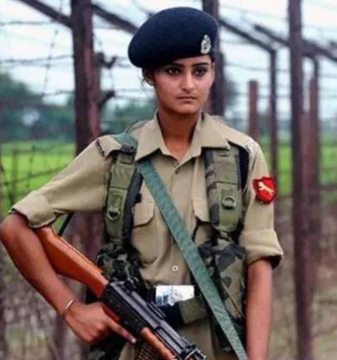 印度女兵 感觉就这屌丝样 她能翻过雪山嘛巴基斯坦女兵 制服和军刀让