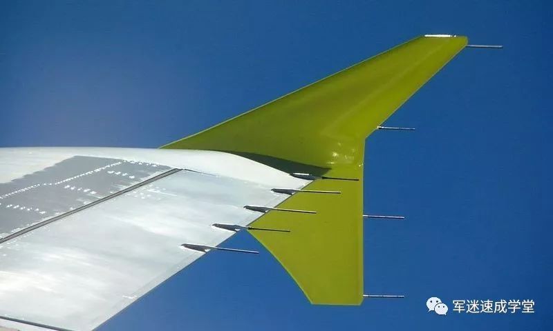 有些飞机的机翼并不是平展的而是在靠近翼尖的地方向上折起这是起什么