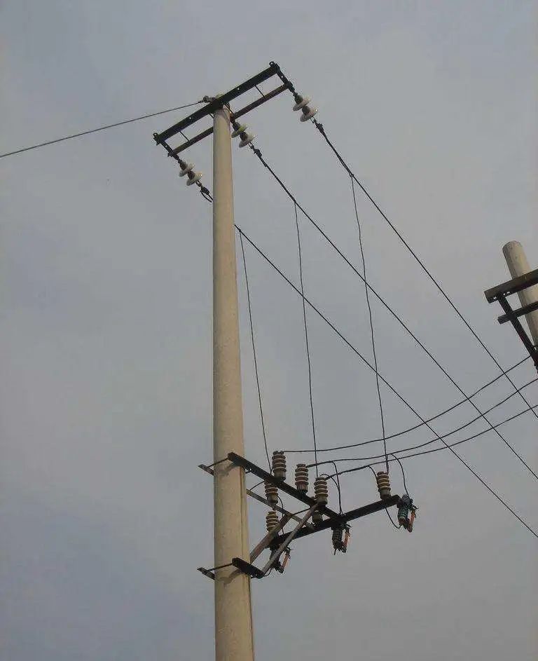 旧电线杆高压线图片
