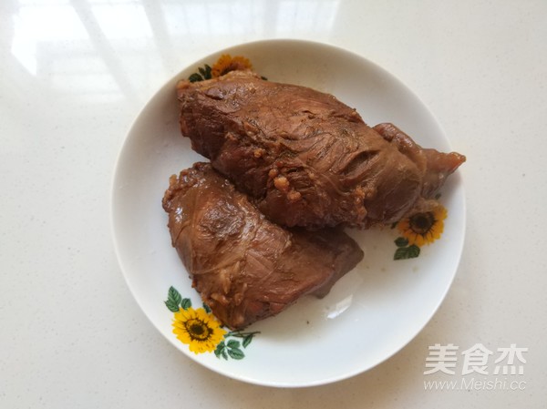 燒餅夾五香醬牛肉的做法