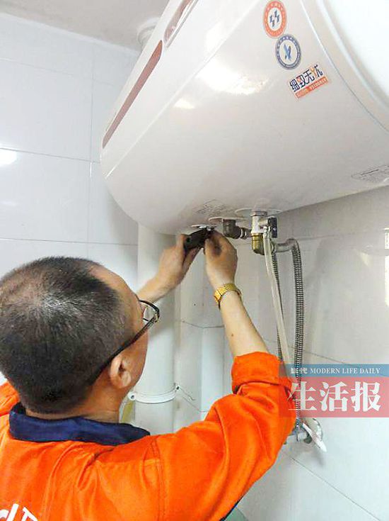 拆开热水管处的金属软管的接头,这时应该看到从泄压阀中有水流出,放掉