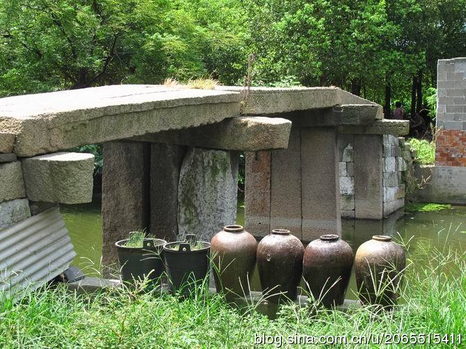 两坡台阶各8级,青石和花岗岩混砌.