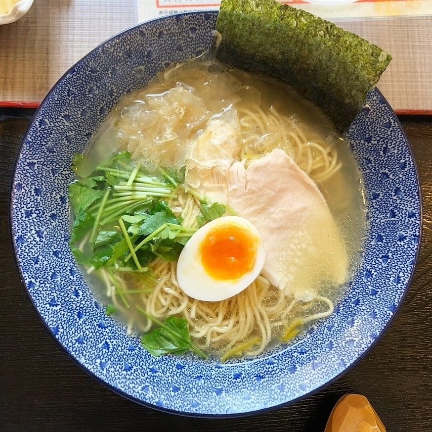 作为日式拉面的原点的酱油拉面,基本上就是以鸡骨架汤作底,加入蔬菜