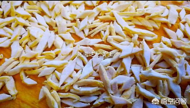 锅中倒油,油热后用葱花,蒜末炝锅,倒入西红柿丁炒出沙,加盐,加水,水开