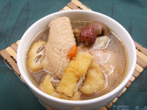 美容汤花胶炖鸡  材料:黄鱼肚4个,鸡半只,姜3片,红枣,桂圆,枸杞各少许