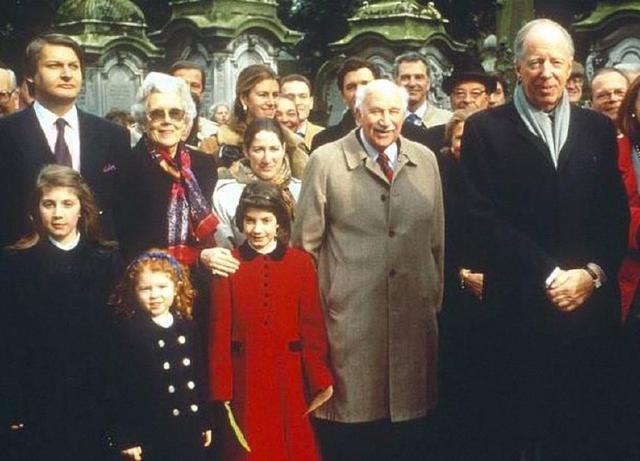 州威尔明顿市创办杜邦公司,经营火药生意;经过杜邦家族5代人的经营