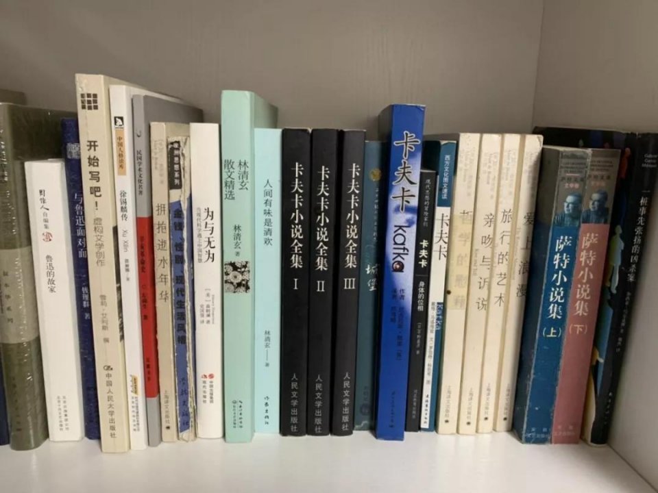 张兴东老师书柜一角之前张兴东老师在《议论文奇葩说》里讲到过为什么