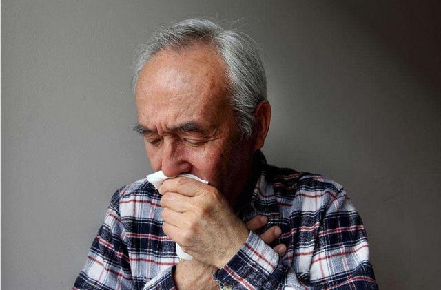 经常是痰涎壅盛,阻塞呼吸,咳喘不断,尤其是北方的老人,有的老人容易