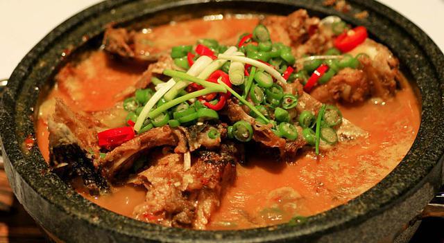 炸排骨牛杂石锅鱼熏鸡鸡翅根炸小鱼杂鱼锅的做法