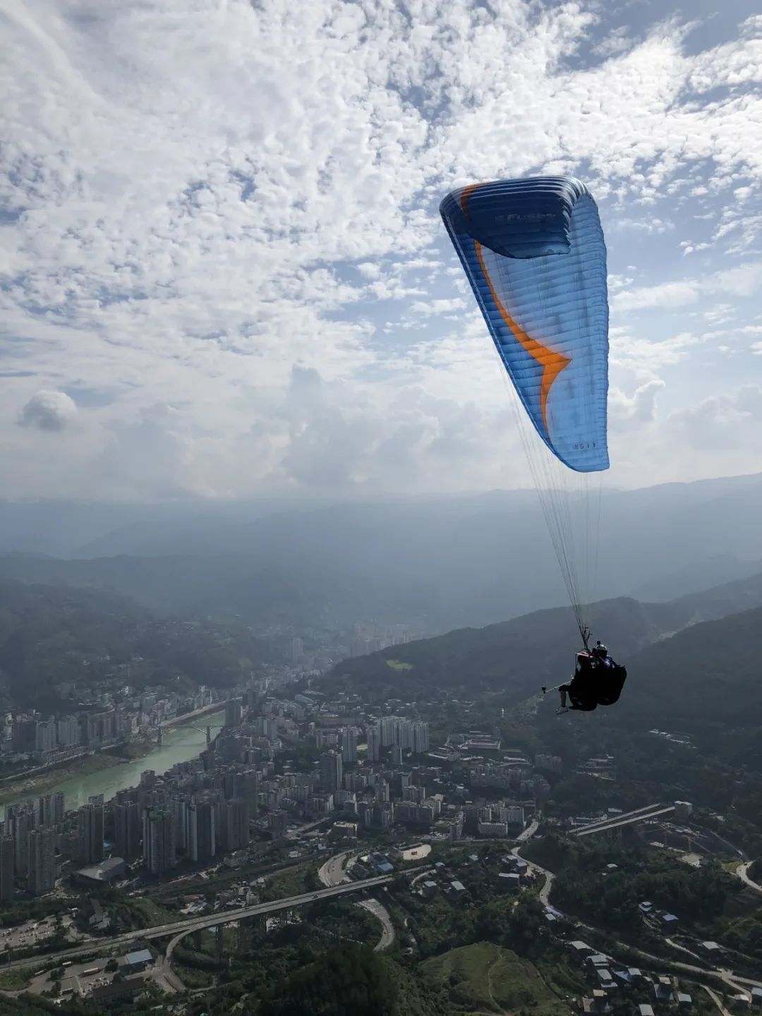 滑翔傘不僅可以體驗陶藝製作的樂趣在這裡森林覆蓋率70%山地面積3700