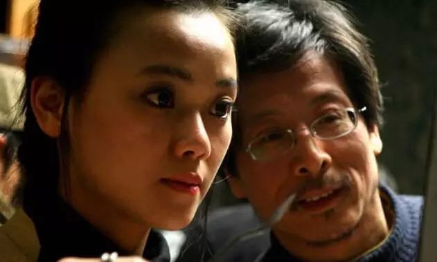 爱情像潮水一般激荡地向他们涌来两人捅破了这层窗户纸冷军的朋友将其