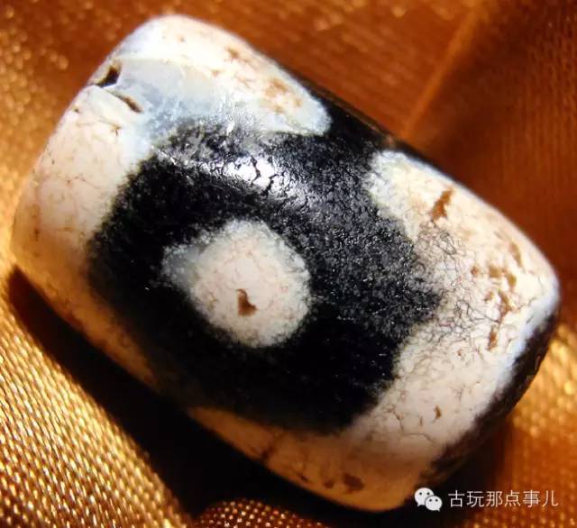 这篇文章终于拍出了精品老天珠的油润及天珠旁系古珠孔道包浆朱砂点的