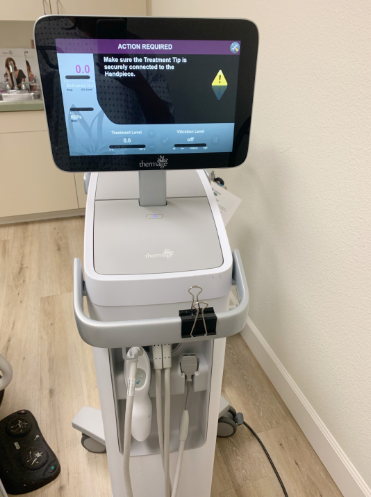 解决办法:面部凹陷坍塌则是热玛吉仪器损伤到面部中起着支撑作用的