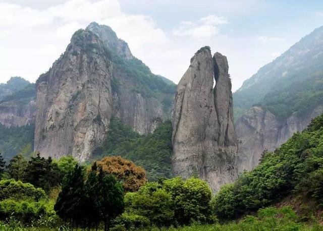 大龍湫剪刀峰大龍湫景區路線不長,午前便出景區,再向西行,到達最後一