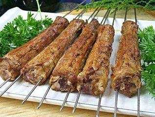 盐焗鸡脖 质料:净鸡脖30根,烧烤e料(配方见上文)75克,姜汁20克.