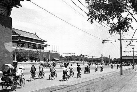 50年代首都北京的景象也差不多,在下面这张摄于1950年长安街的照片里