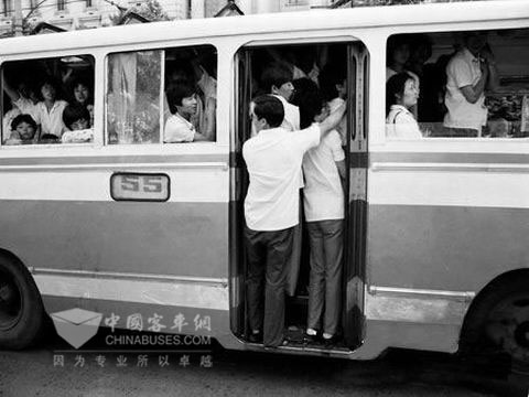 的上海牌客車,乘客往往無法擠上車70年代末各種現代公交問題開始凸現