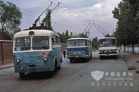 行駛在武成路的2路公交車(圖45)1980年北京長安街東單路口,無軌電車和